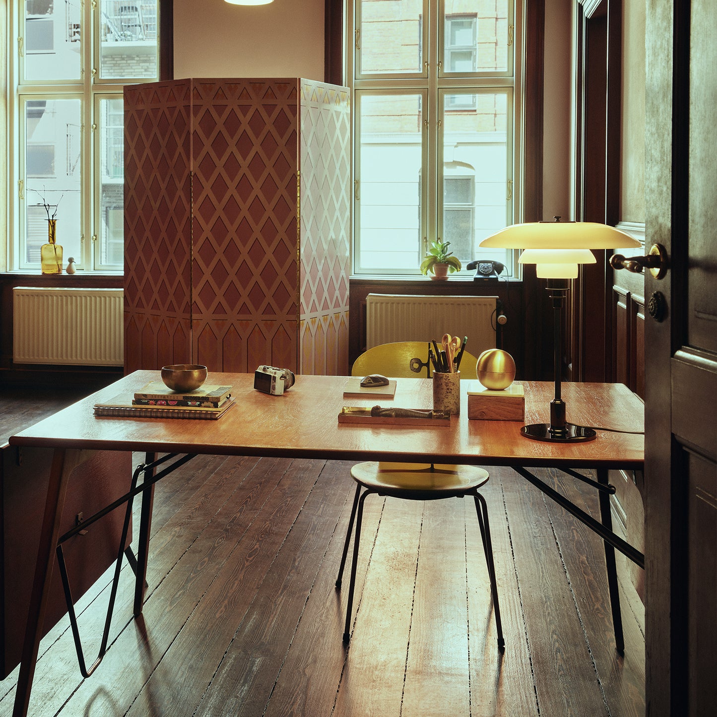 Louis Poulsen PH 3 1/2-2 1/2 グラステーブル (ブラック・メタライズド)【お取り寄せ商品】