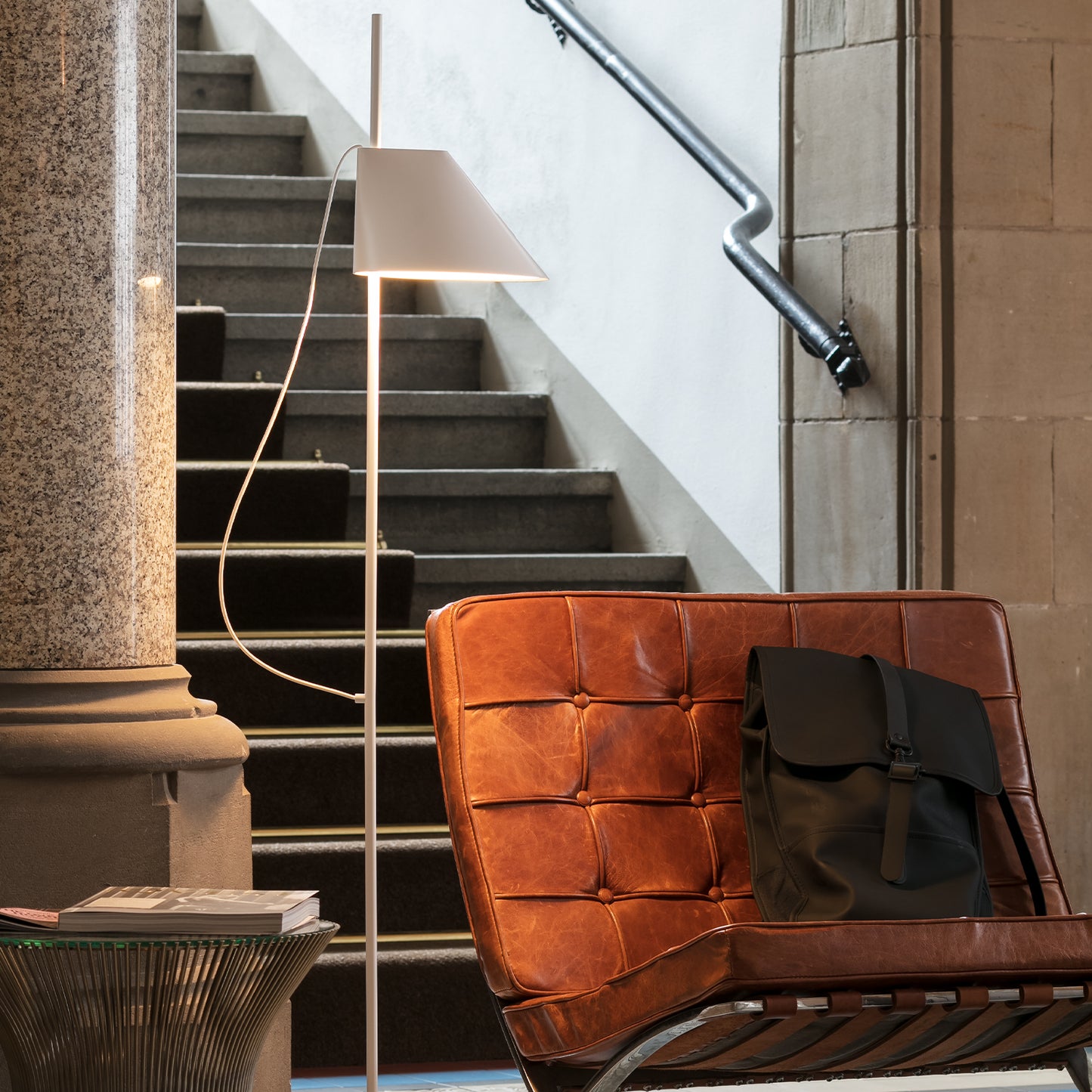 Louis Poulsen Yuh フロア (真鍮 ブラック)【お取り寄せ商品】