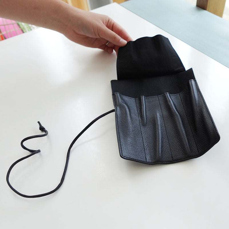 【展示品 30％OFF】 スリップオン AZ ロールペンケース ブラック IAZ-5001 本革