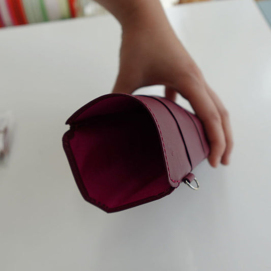 【展示品 30％OFF】 スリップオン ノワール縦型マルチケース WN ワイン NSL-3003 本革